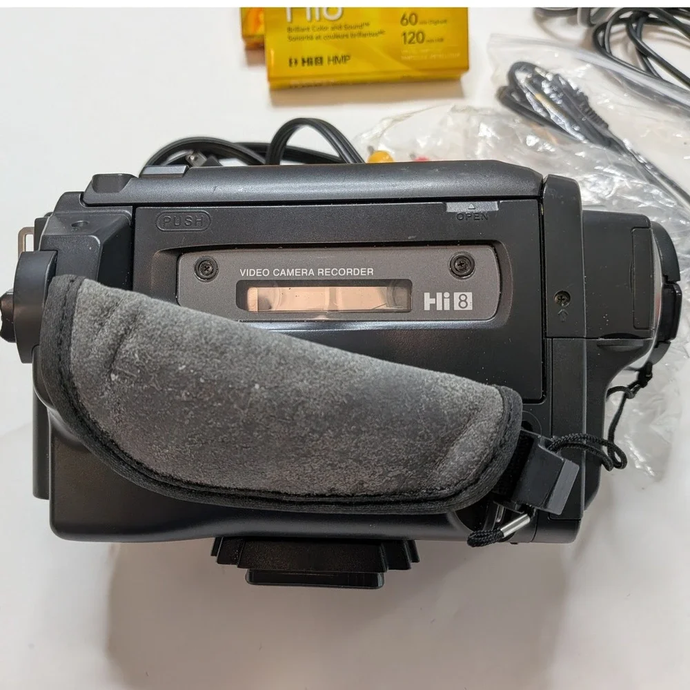 Sony Handycam CCD-TR818 Hi8 Video8 Camcorder NightShot Tested Bundle Tapes